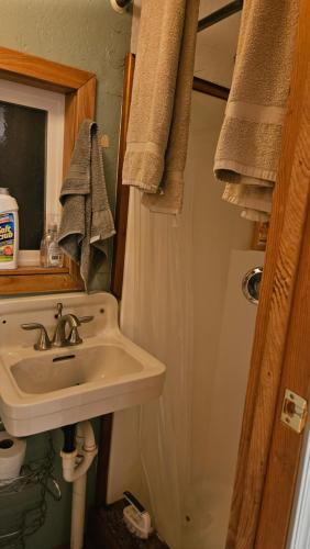 a bathroom with a sink and a mirror at Gerardín in Flagstaff