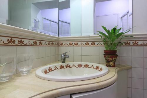 A bathroom at Palazzo Donarelli