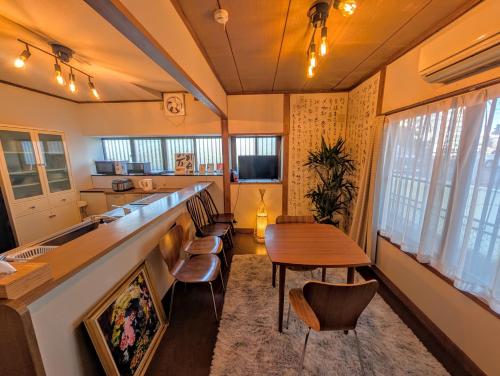 a room with a bar and a table and chairs at 地獄の三丁目 鬼のすみか in Beppu