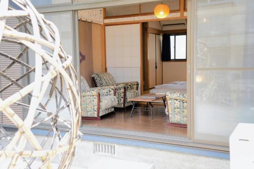 a room with a living room with a table and chairs at 地獄の三丁目 鬼のすみか in Beppu