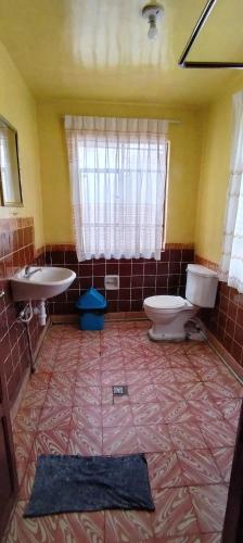 a bathroom with a toilet and a sink at Casita Vacacional in Copacabana
