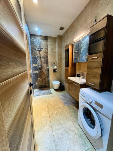 a bathroom with a washing machine and a toilet at Fashion Villa in Bad Nauheim