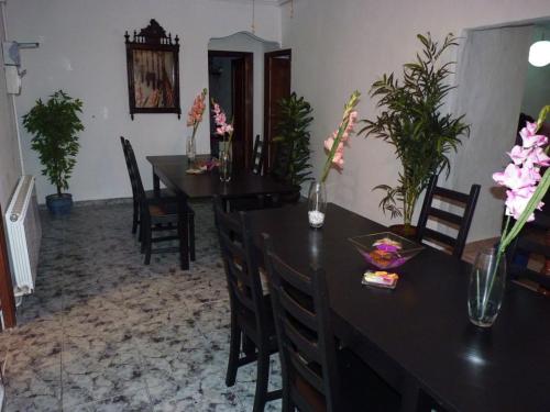 アルカラ・デル・フカルにあるCasa Rural El Jacuzziのダイニングルーム(花のテーブルと椅子付)
