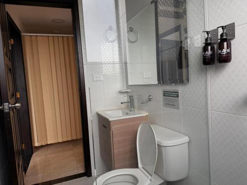 a small bathroom with a toilet and a sink at Posada Pa'sumerce in Tibasosa