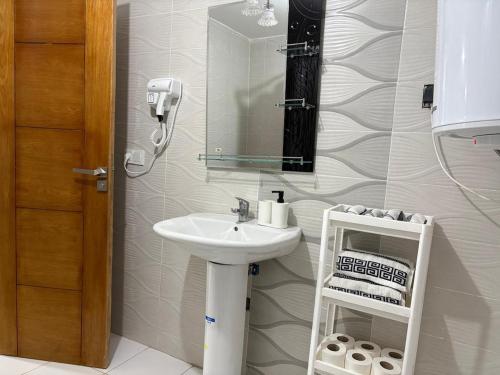a bathroom with a sink and a mirror at Maison Cozy à Tanger in Tangier