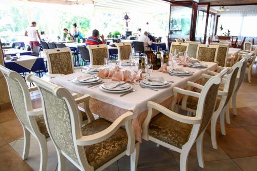 une longue table avec des assiettes et des verres dans l'établissement Millenium Palace, à Ohrid