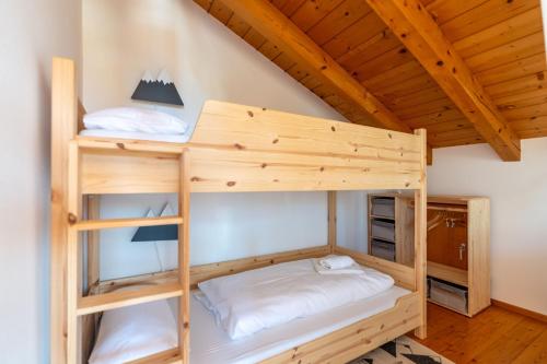 a bedroom with bunk beds in a cabin at Bergzitt in Ofterschwang