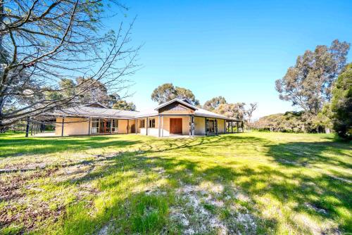 a house with a large yard in front of it at Cockburn Airoprt 6BR Farmstay nr Fremantle&Beach in Perth