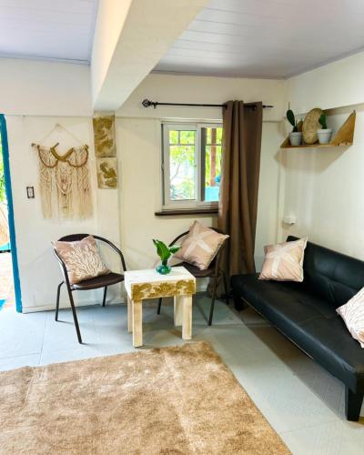 a living room with a couch and a table at Boho Pelicano in Bocas Town