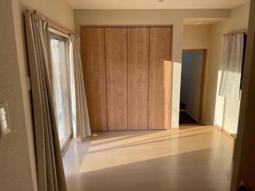 an empty room with a large closet and a door at 1棟貸切 連泊ok一日一組の宿ひめ in Kushimoto