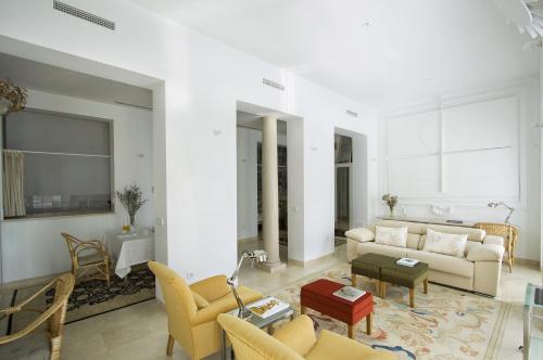 a living room with a couch and a table at Apartamentos Alemanes Gradas Luxury in Seville