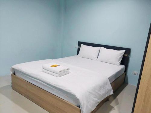 a bed with two towels on top of it at Heimat Garden Homestay in Ban Lo Pa Ret