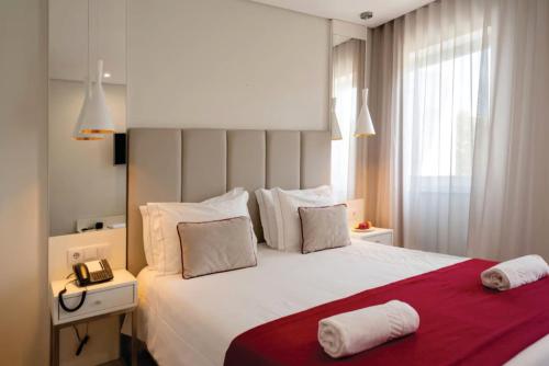 Llit o llits en una habitació de Emerald Hotel