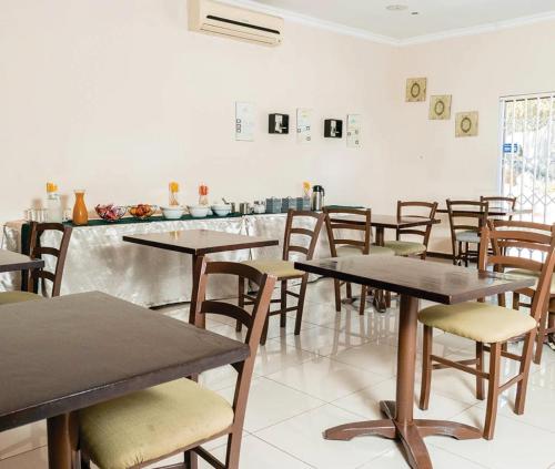 Restaurant o un lloc per menjar a Emerald Hotel