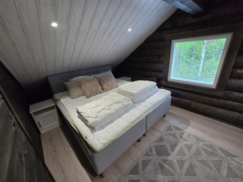 ein Schlafzimmer mit einem Bett auf dem Dachboden in der Unterkunft Vaaranpää in Kotaniemi