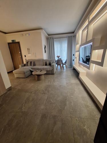 un soggiorno con divano e TV a schermo piatto di Sunshine houses one ad Atene
