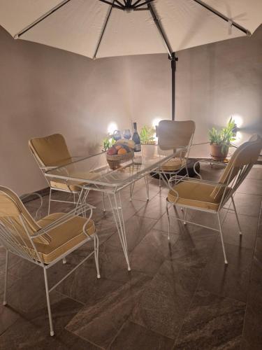 una sala da pranzo con tavolo e sedie in vetro di Sunshine houses one ad Atene