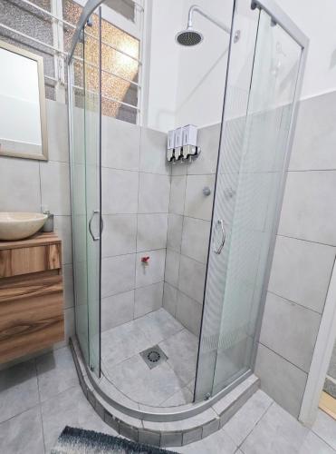 a shower with a glass door in a bathroom at Cozy Apartamento en Puebla! in San Baltasar