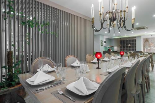 a dining room with a long table and chairs at Nobel Hotel in Mersin