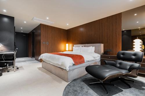 a bedroom with a bed and a desk and a chair at 구미 더혜밀호텔 in Gumi