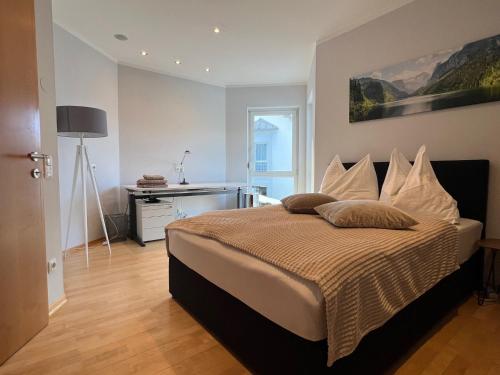 a bedroom with a bed and a desk in it at Haus Lurnfeld in Baldramsdorf