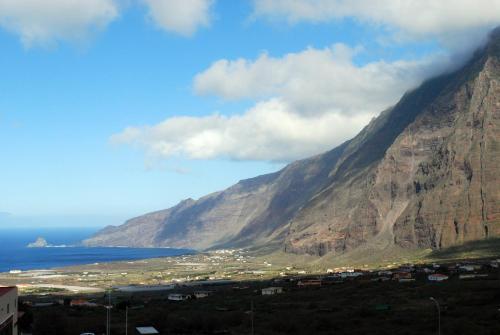 a view of a mountain with a city and the ocean at Apartamentos Jucar in Frontera