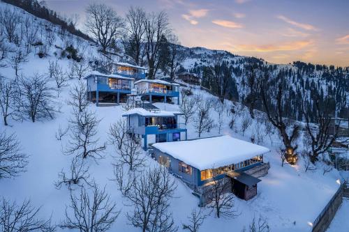 an aerial view of a house in the snow at Echor Himalayan Sky Cabins Sethan, Manali in Manāli