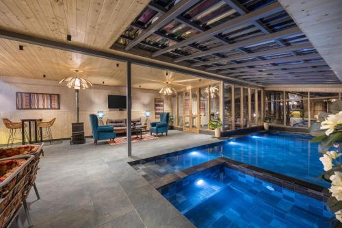 a pool in the middle of a room with a living room at Echor Himalayan Sky Cabins Sethan, Manali in Manāli