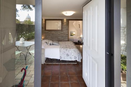 Habitación con vistas a un dormitorio con cama y balcón. en Assisi Charme, en Asís