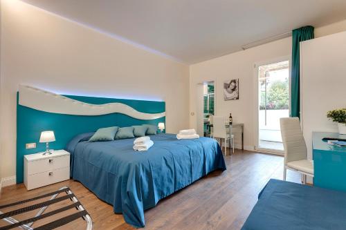 フィレンツェにあるDolce Vita Suiteのベッドルーム(青いベッド1台、椅子付)
