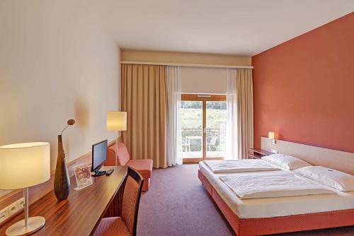 Postel nebo postele na pokoji v ubytování Familien Hotel Krainz