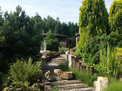 a garden with a statue on a stone path at U Myslivce in Stein Schönau