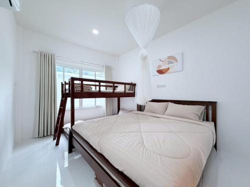 a bedroom with a bunk bed in a room at Ban Belife14 in Ban Tha Chin (1)