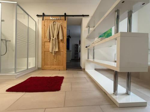 a suit hanging on a wooden door in a hallway at Auern Apartement in Auern
