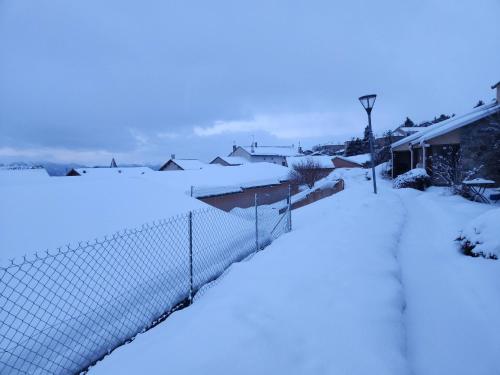 LES FONTANILLES odeillo chalet 60 WIFI & PARKING gratuit exposé plein sud & plein pied , draps & serviettes de toilettes non inclus, sabanas y toallas no incluidos
