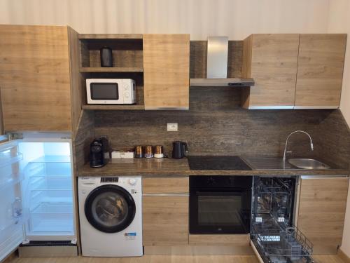 Rin Collection - 2BR 2BA Apt - 5 min walk to Metro & Train