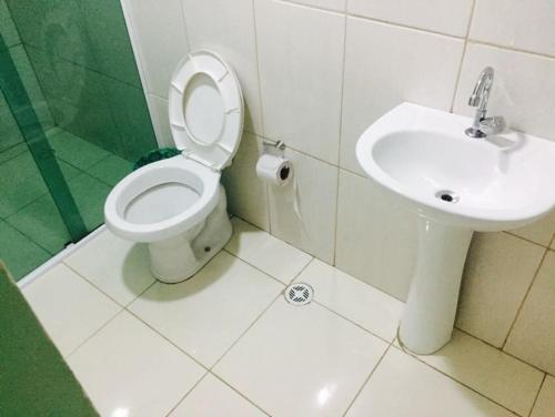 bagno con servizi igienici e lavandino di Hotel Flert Santana a San Paolo