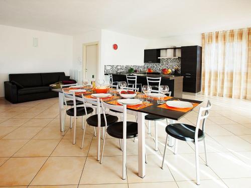 Una cocina o zona de cocina en Tremezzo Residence-11 apartments to choose from in an exclusive residence by Italian Apartments