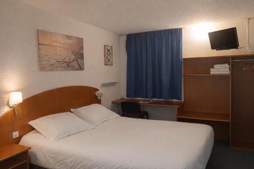 a hotel room with a bed and a television at Quick Palace Saint Brieuc in Tregueux