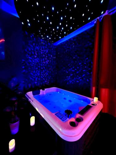 Suite Romantique - Jacuzzi - Love Room photo 13