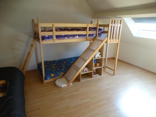 two bunk beds in a room with a window at 'T Lang Zweerd in Middelkerke
