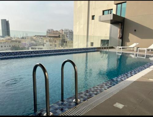 Piscina a Sama Residence Salmiya o a prop