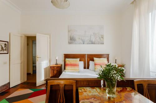 Charming apartment in a 1910s building 2 min walk from the Colosseum