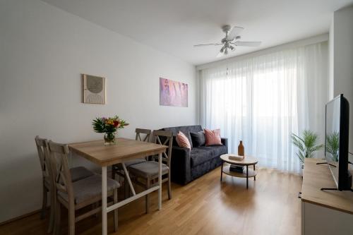 Chic 1BR, Fast to Downtown