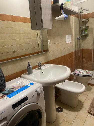 a bathroom with a washing machine and a sink at Irnohouse in Salerno