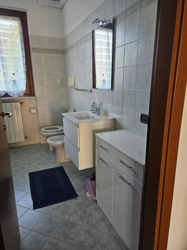 a bathroom with a sink and a toilet at Casa Francesca in Villongo SantʼAlessandro