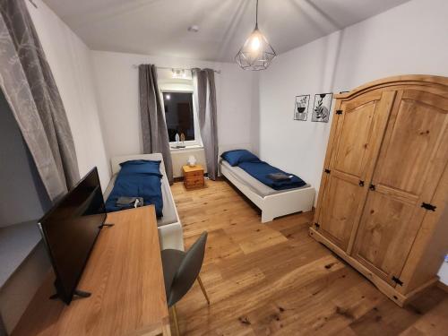a room with a desk and a bedroom with a bed at Bachhaus Marktredwitz Haupthaus in Marktredwitz