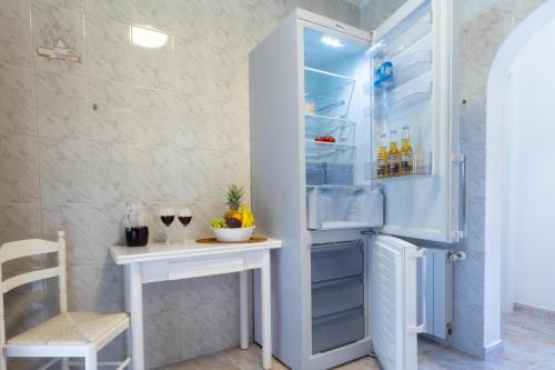 Beachside Villa, 50m to Beach, Private Garden, BBQ, AC, Free WiFi and Parking