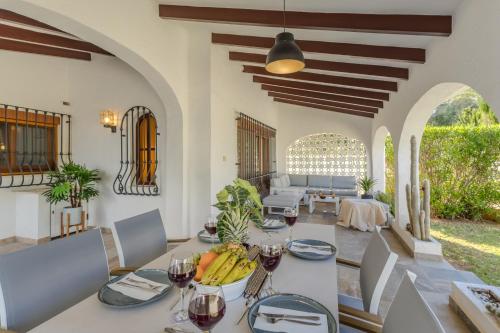 Beachside Villa, 50m to Beach, Private Garden, BBQ, AC, Free WiFi and Parking