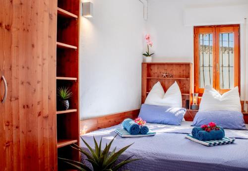 Beachside Villa, 50m to Beach, Private Garden, BBQ, AC, Free WiFi and Parking